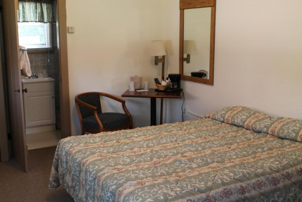 Twin Lakes - Hurley Room photo